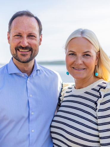 Kronprinsparet ved Neidenelva i Sør-Varanger kommune, sommeren 2023. Foto: Jan Langhaug / NTB